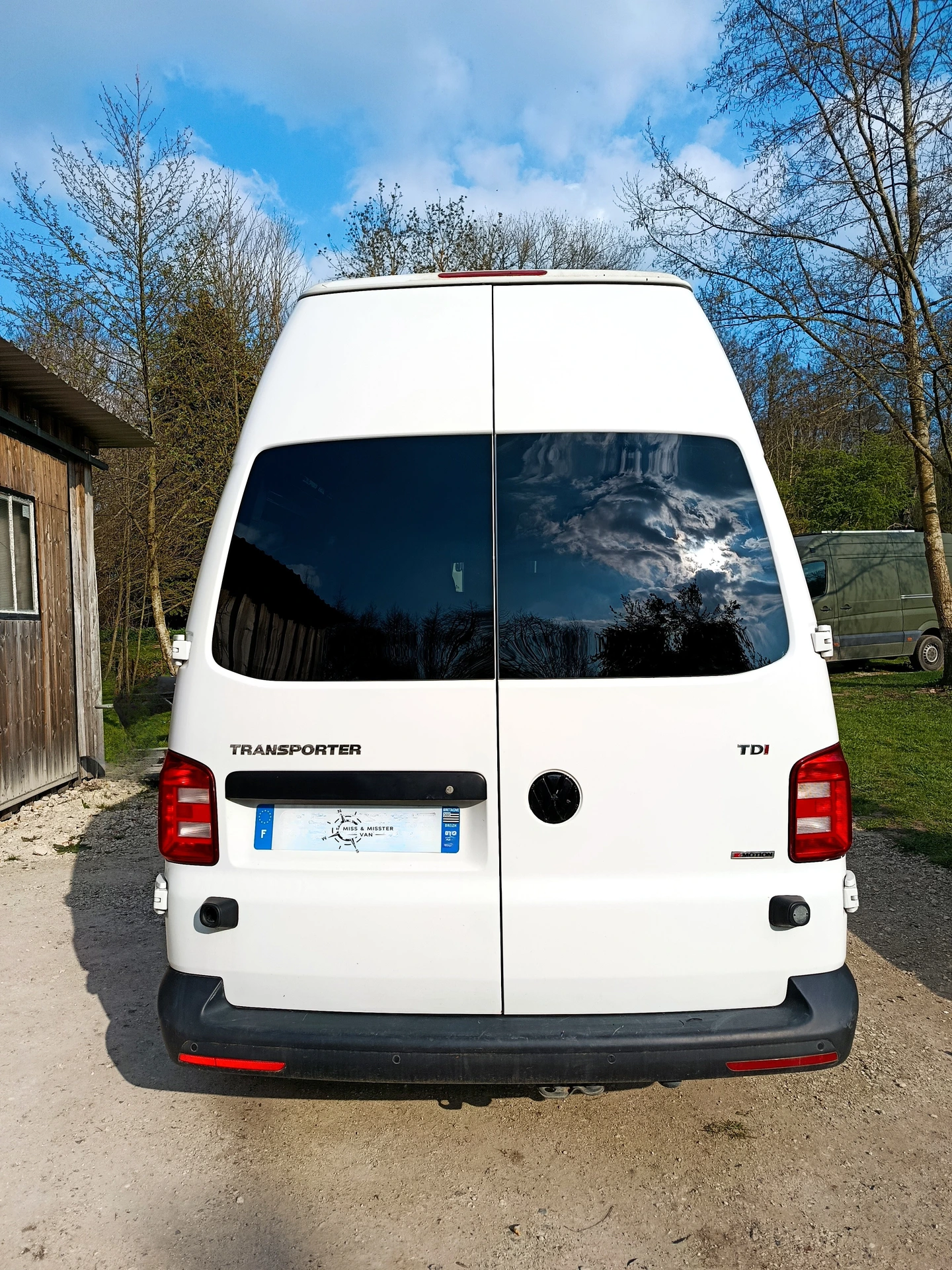 Installation de baies arrières sur un T6 | Miss &amp; Misster Van