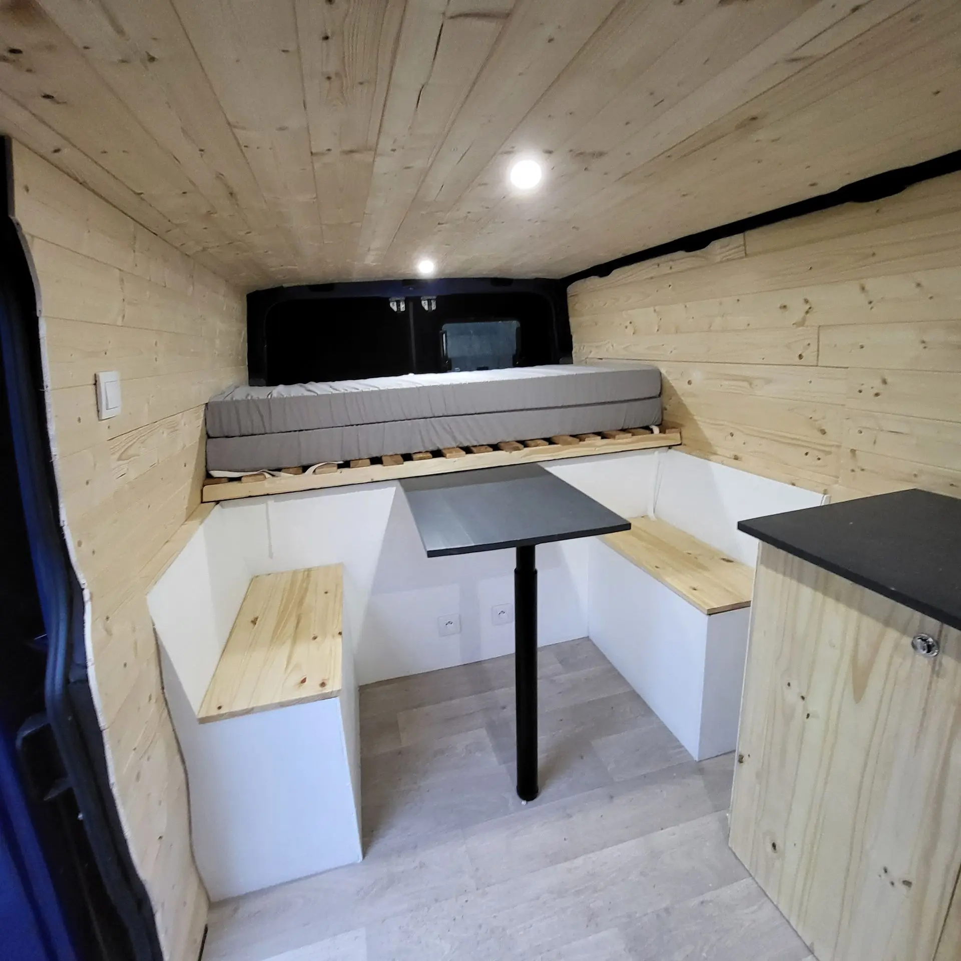 Fourgon aménagé salon; van aménagé salon