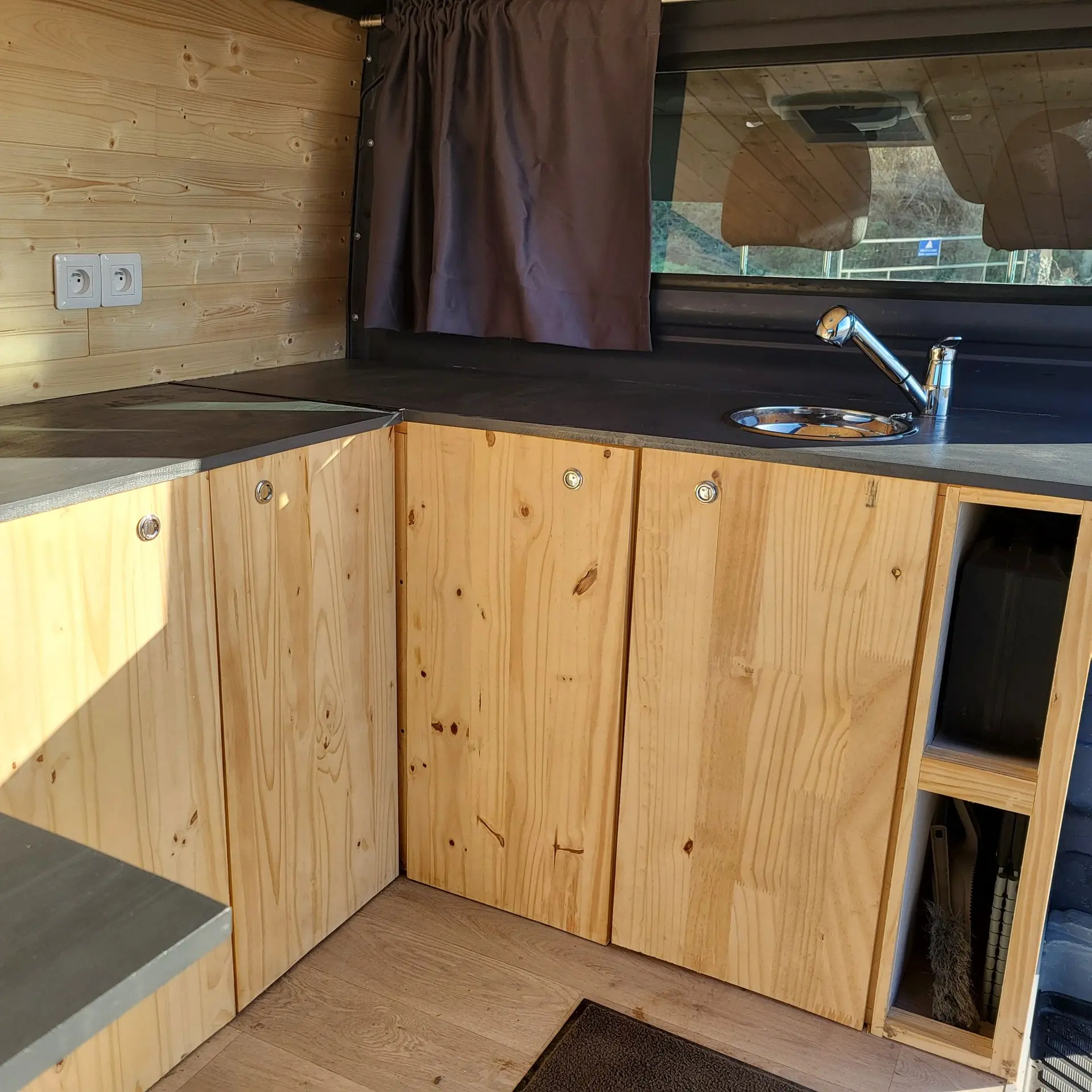 Fourgon aménagé cuisine; van aménagé cuisine